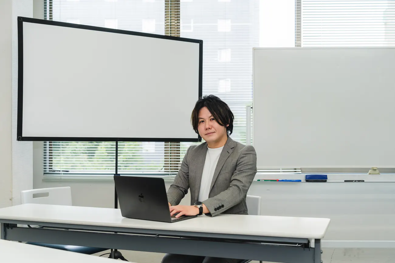 ノートPCで日報に返信するコーチ