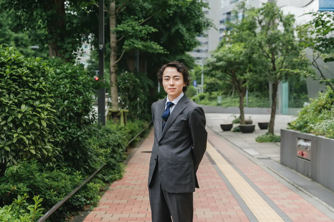 屋外に立つメンバーのポートレート