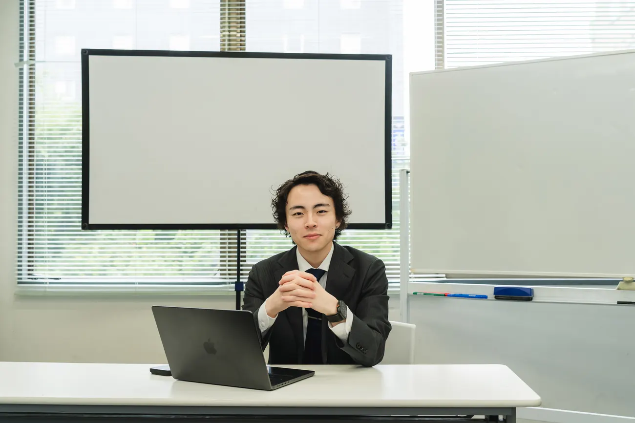 ノートPCの前に座るメンバー