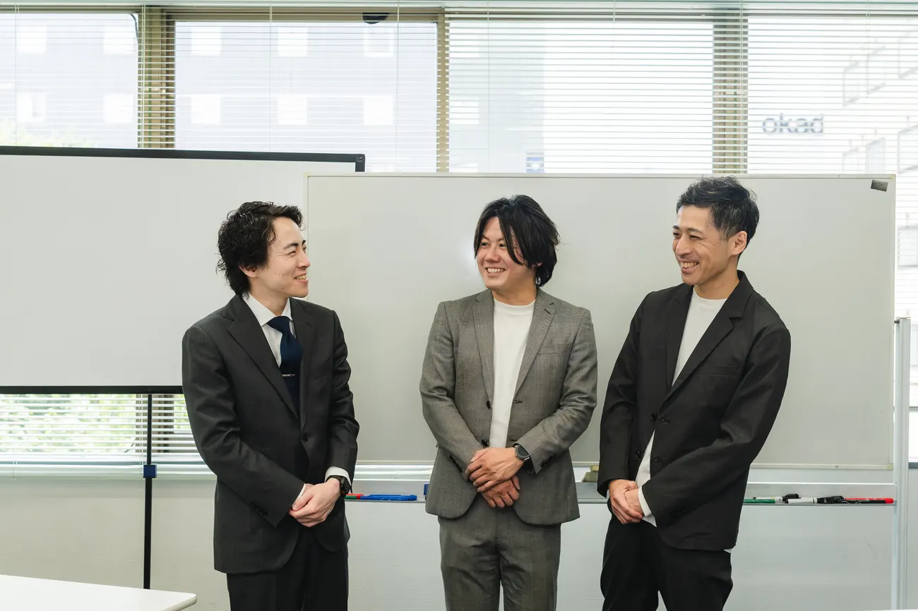 打ち合わせ中の運営メンバー