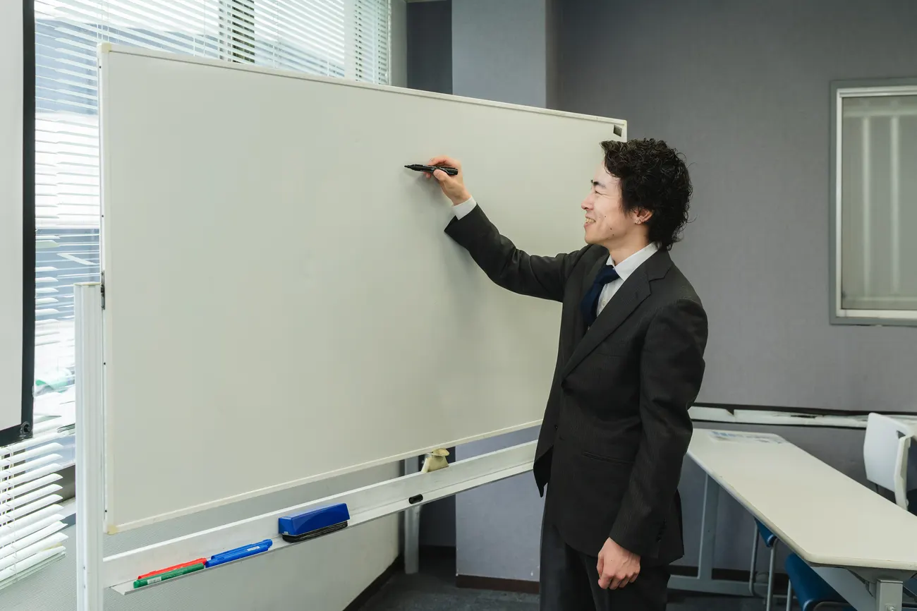 ホワイトボードで計画を立てるメンバー